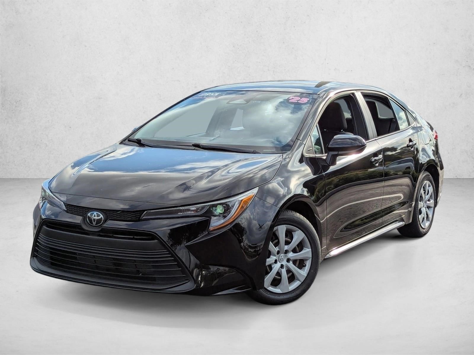 2025 Toyota Corolla LE's photo