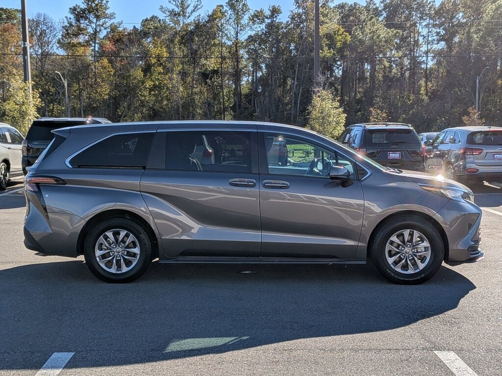 Used 2023 Toyota Sienna LE 8 Passenger Van Passenger Van