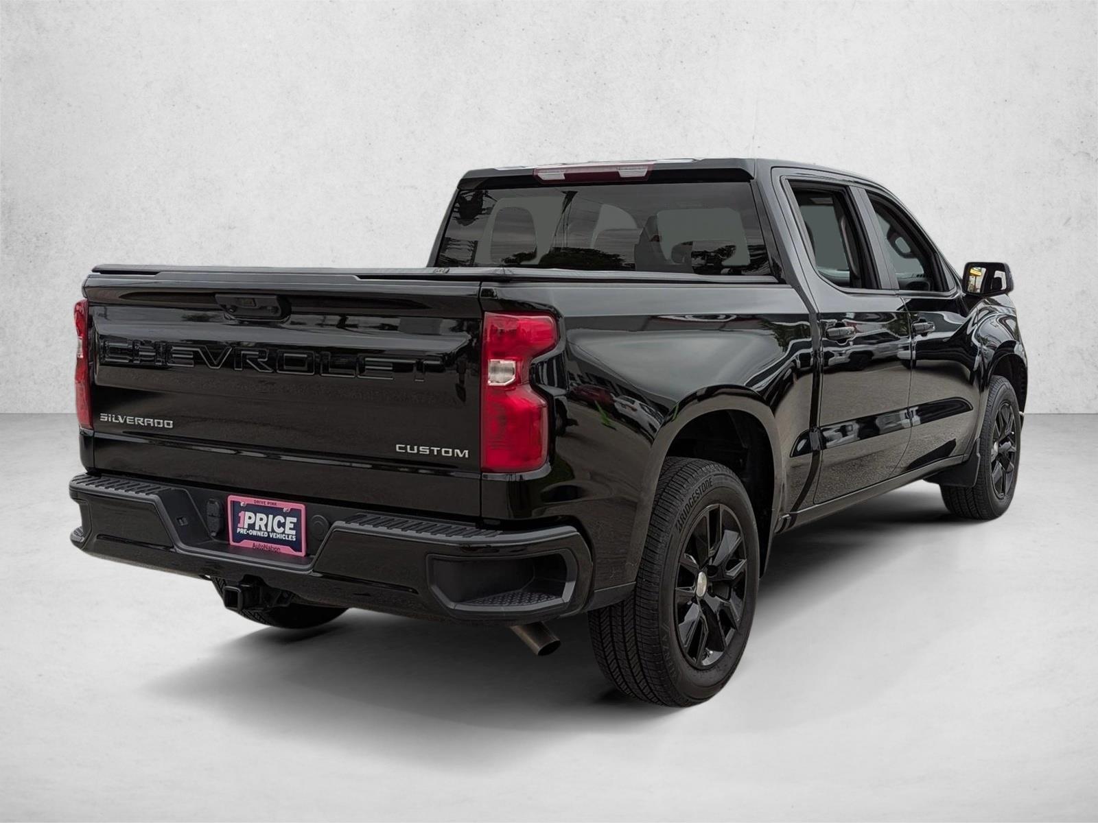 2023 Chevrolet Silverado 1500 Custom photo 3