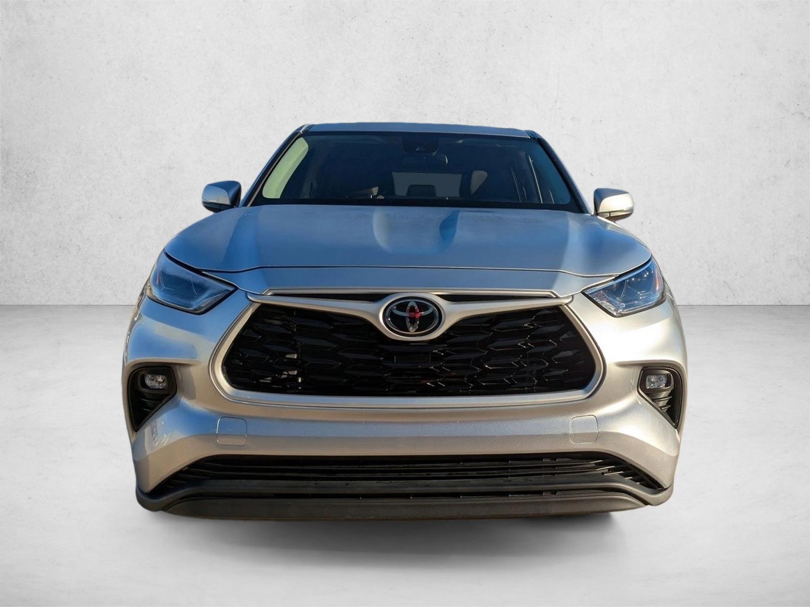 2023 Toyota Highlander LE photo 2