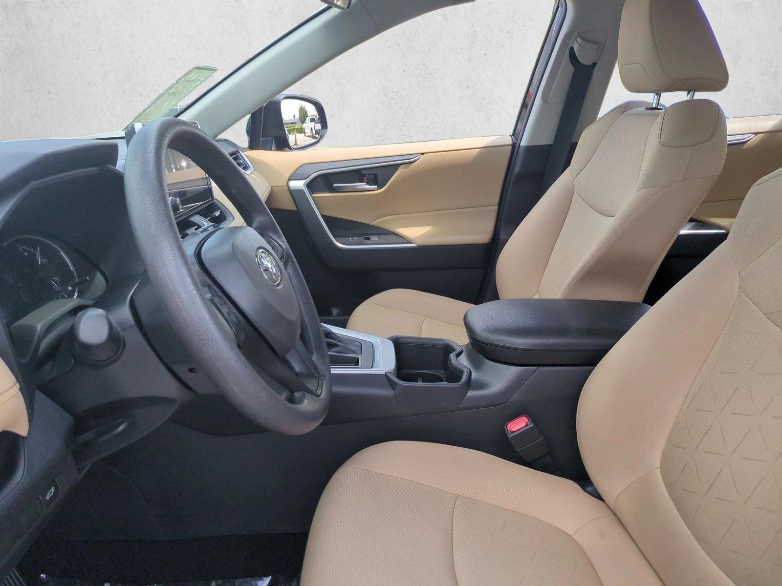2025 Toyota RAV4 XLE - Photo 16