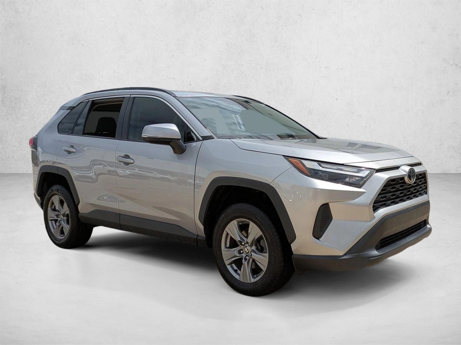 2022 Toyota RAV4 XLE photo 3