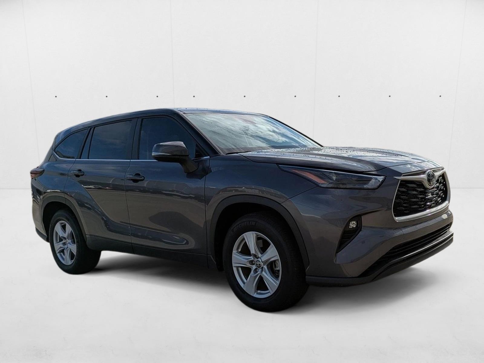 2024 Toyota Highlander LE photo 3