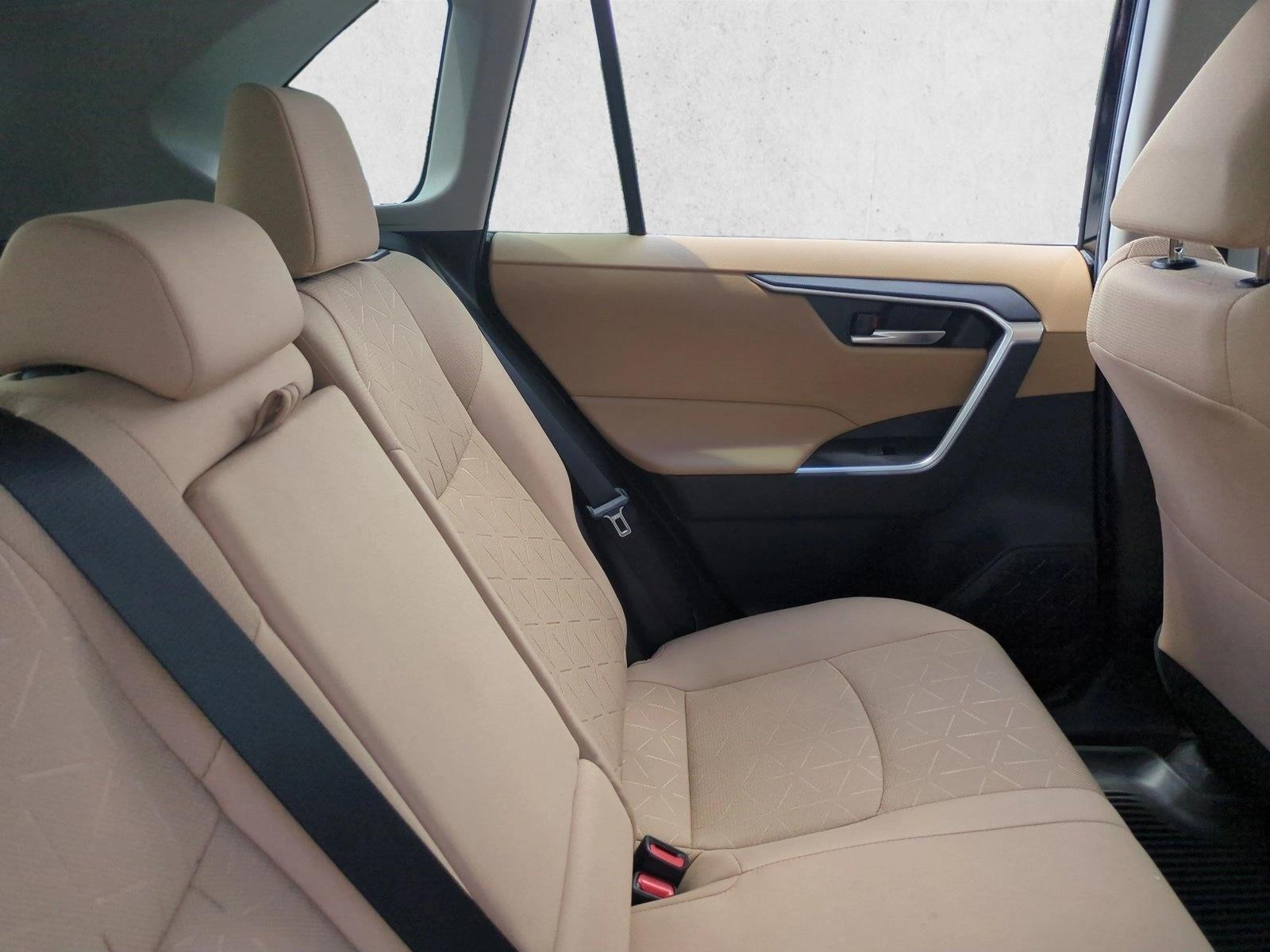 2025 Toyota RAV4 XLE - Photo 20