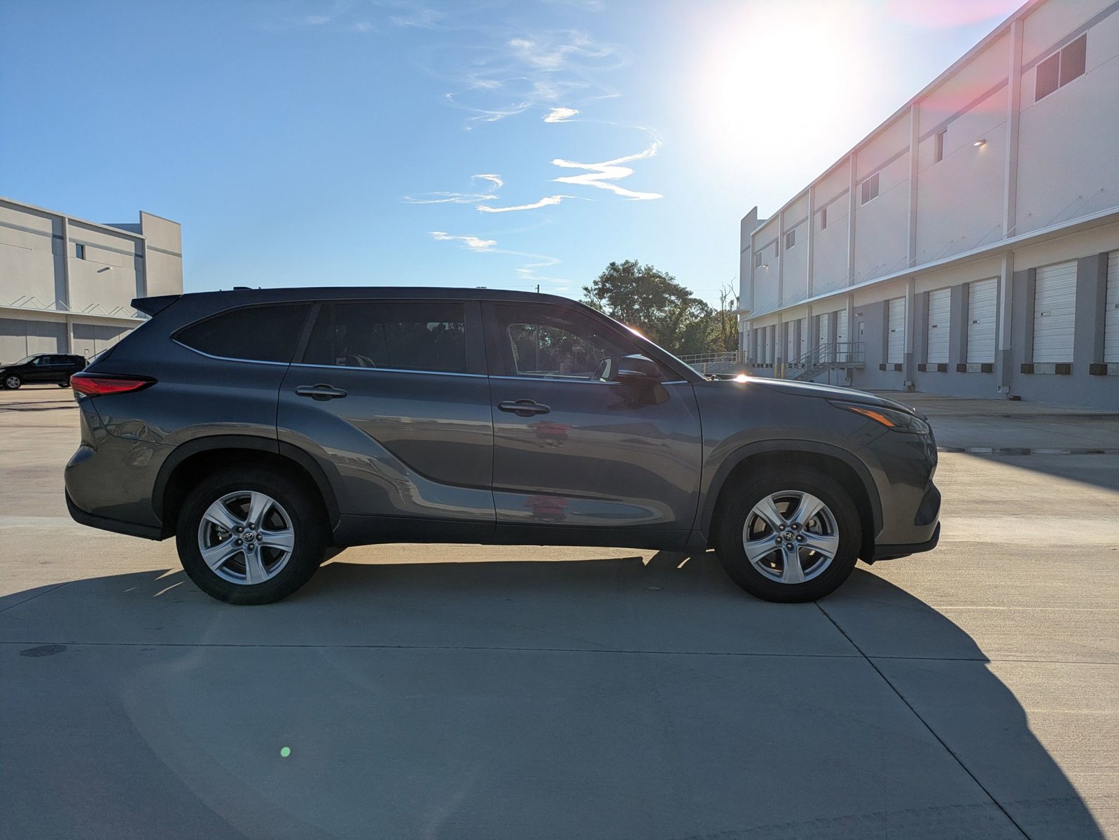 2023 Toyota Highlander Hybrid LE photo 2