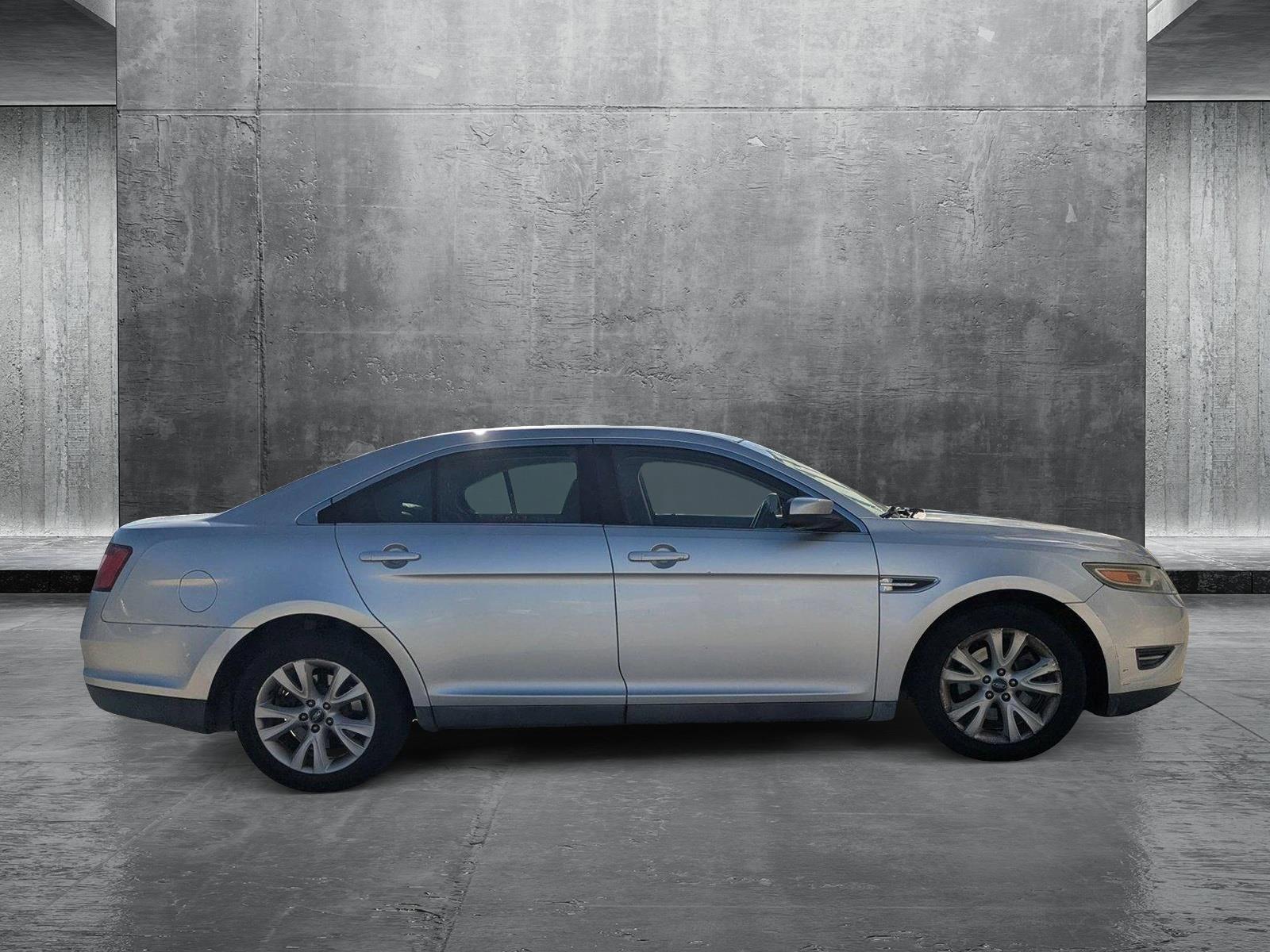 2011 Ford Taurus SEL photo 3