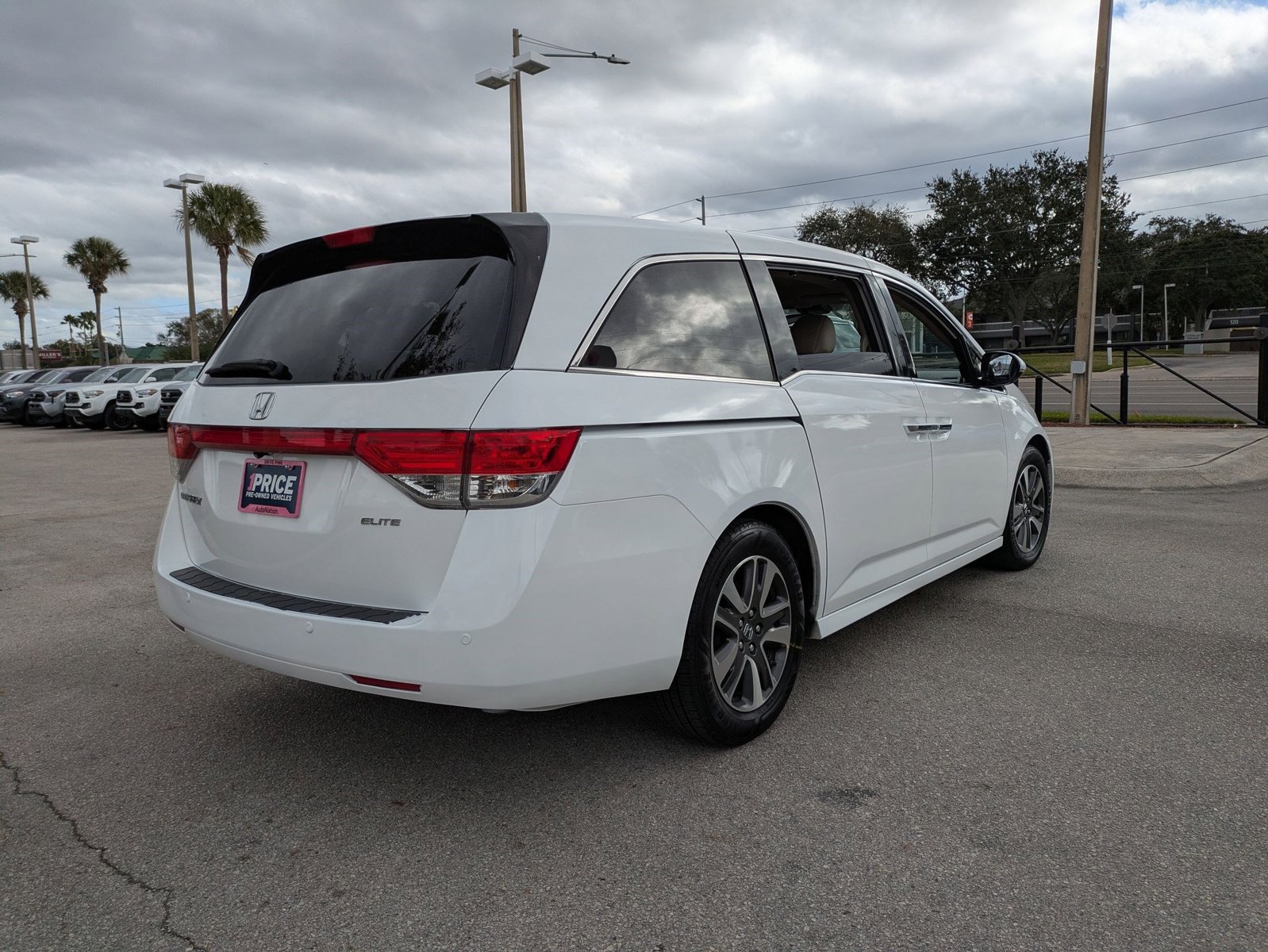 2014 Honda Odyssey Touring photo 3