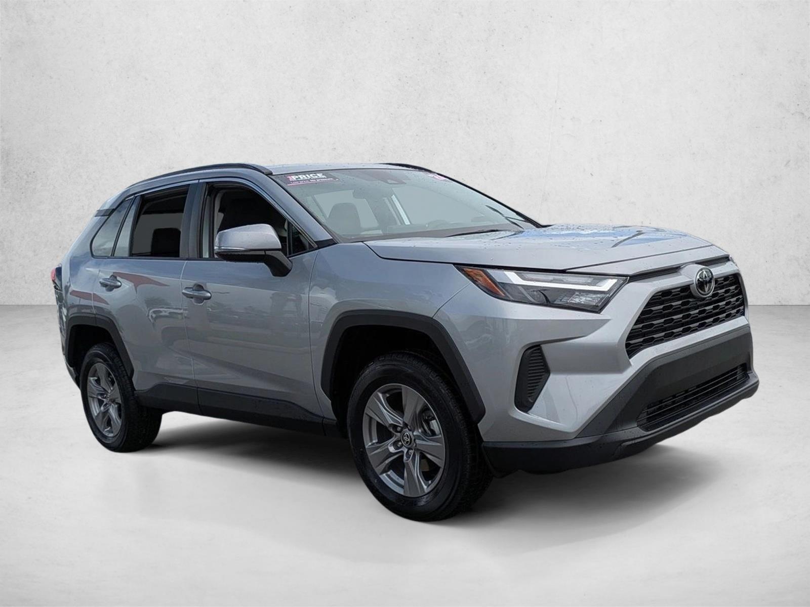 2024 Toyota RAV4 XLE photo 3