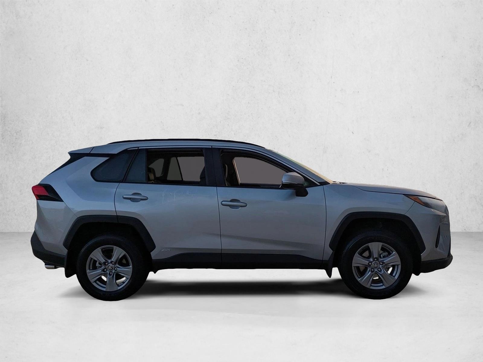 2024 Toyota RAV4 Hybrid XLE photo 4