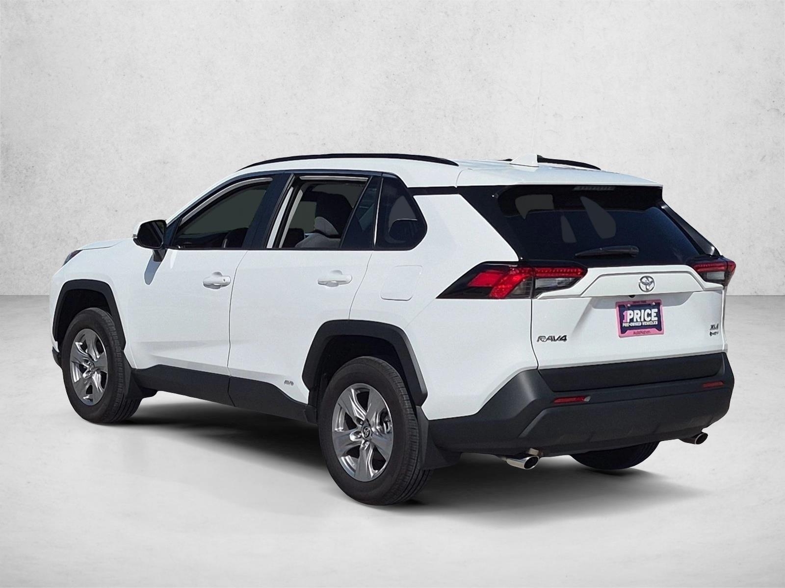 2025 Toyota RAV4 XLE - Photo 8