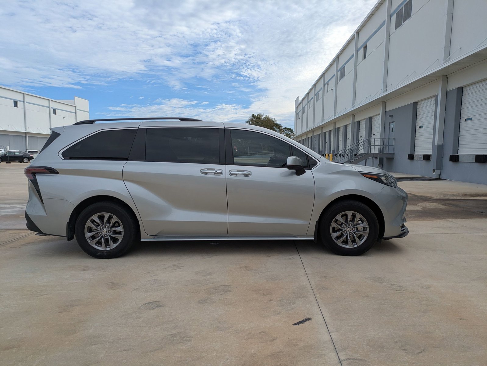 2024 Toyota Sienna XLE photo 4