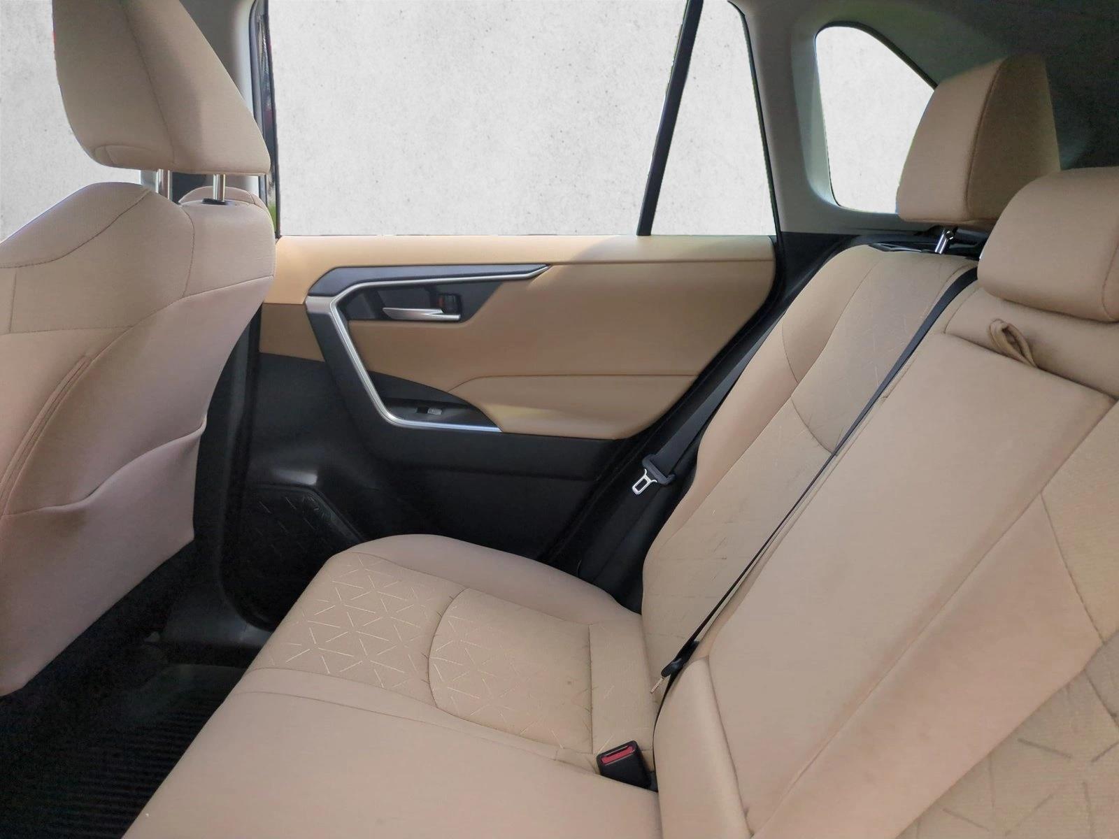 2025 Toyota RAV4 XLE - Photo 19