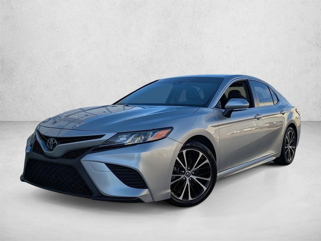 Used 2018 Toyota Camry SE Sedan