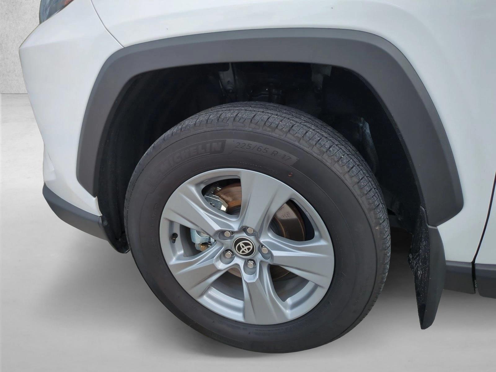 2025 Toyota RAV4 XLE - Photo 24