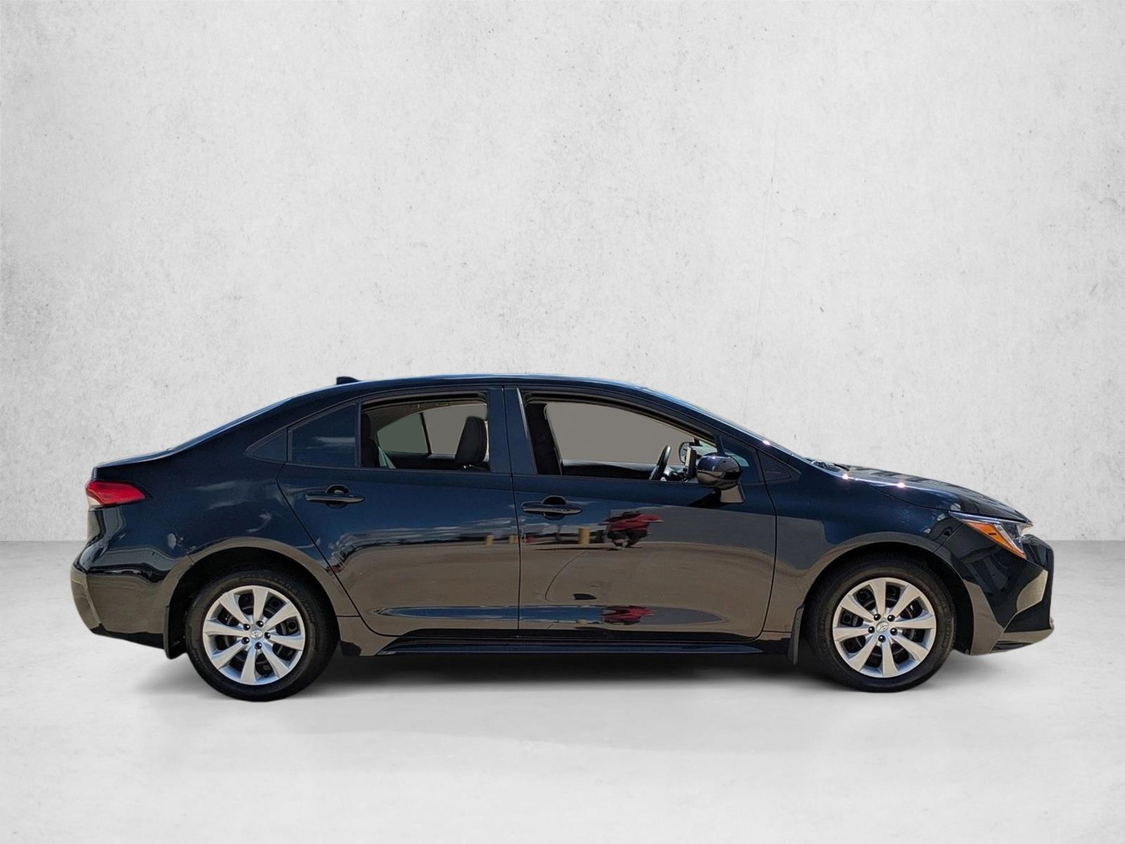 2025 Toyota Corolla LE photo 4