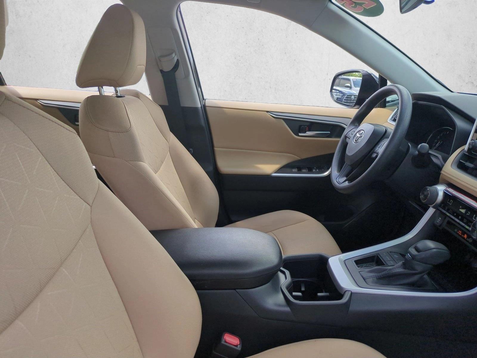 2025 Toyota RAV4 XLE - Photo 21