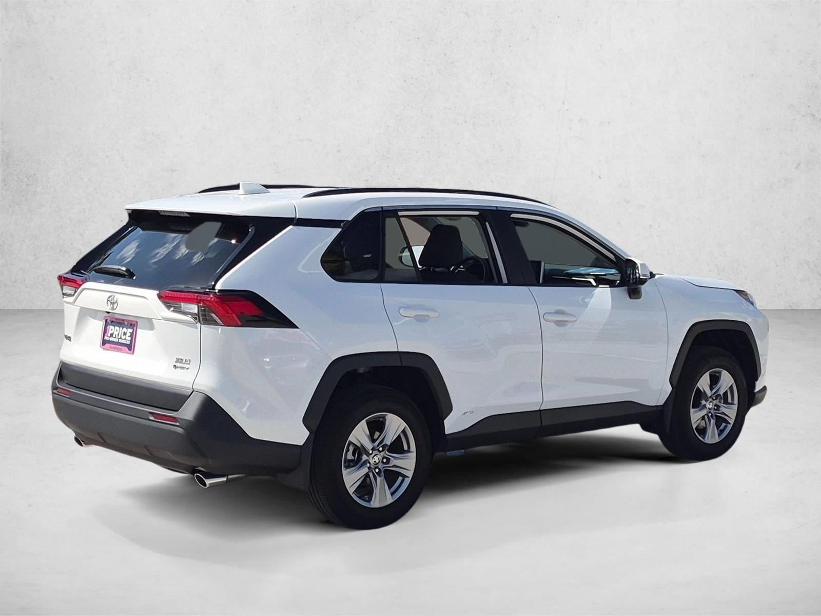 2025 Toyota RAV4 XLE - Photo 5