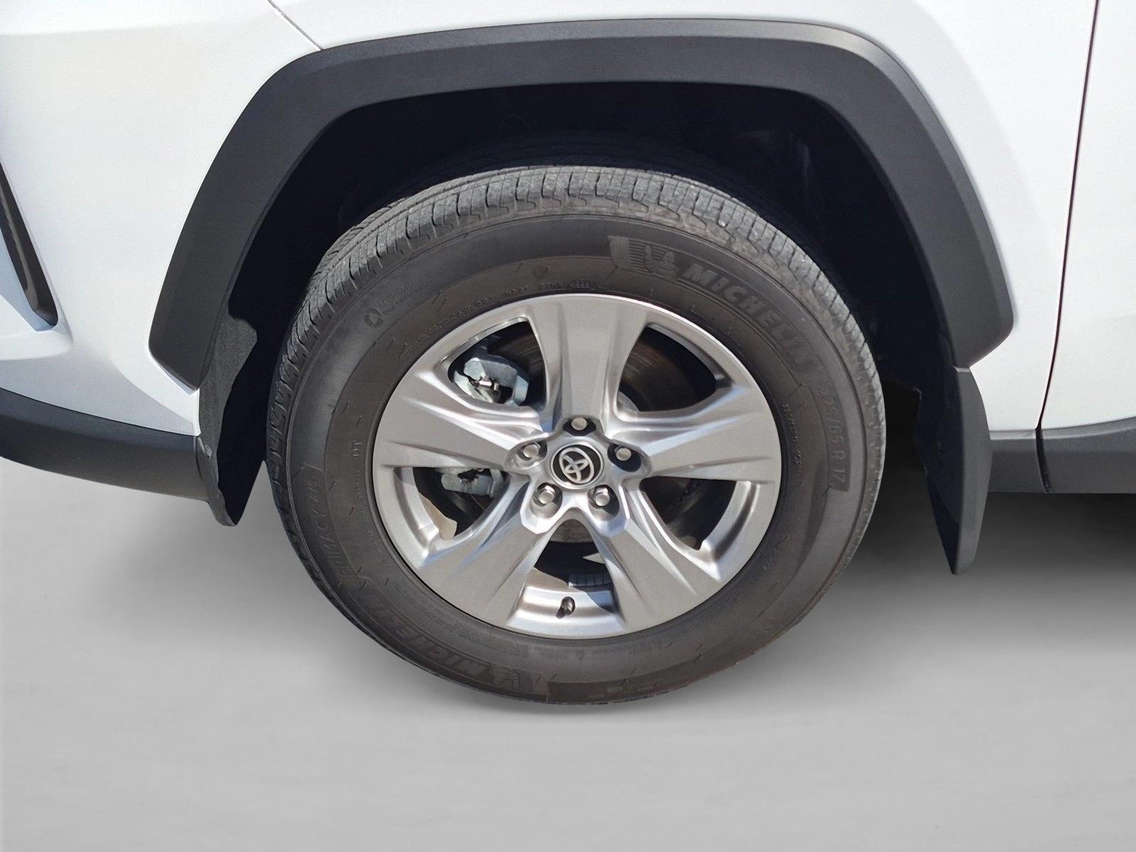 2025 Toyota RAV4 XLE - Photo 24