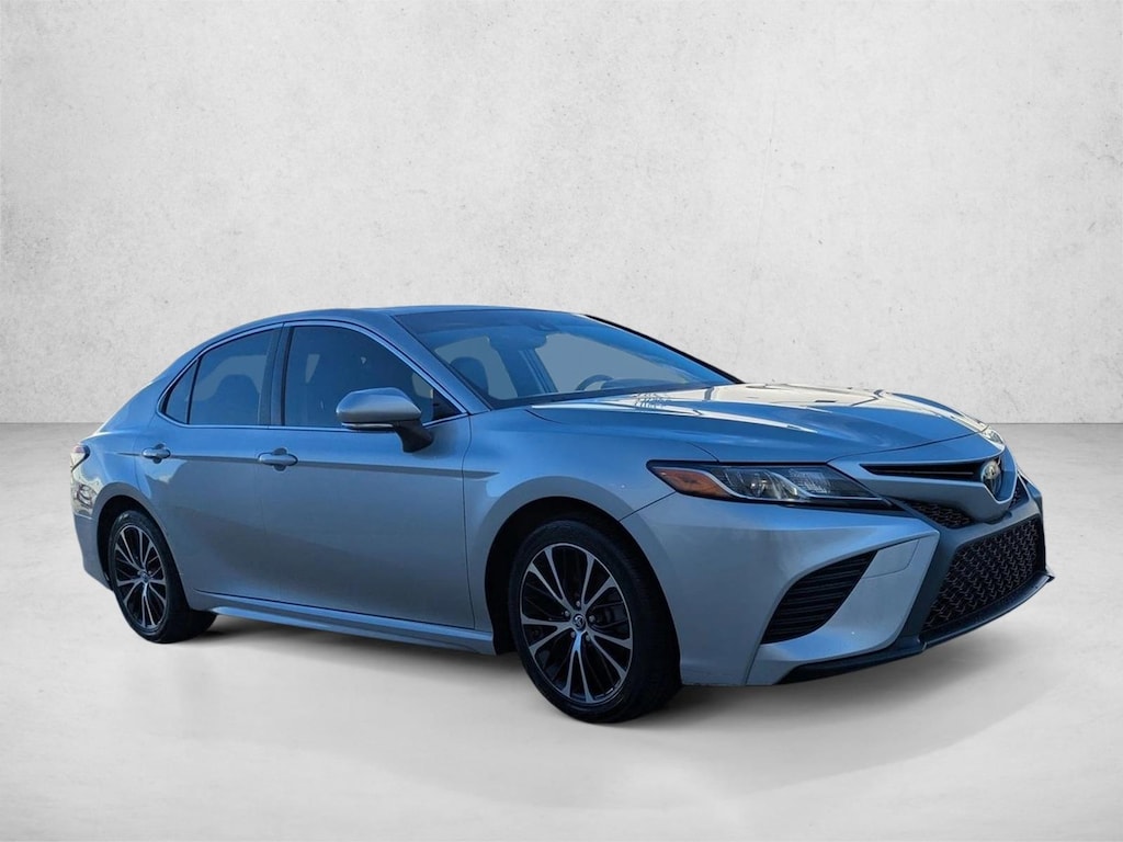 Used 2018 Toyota Camry SE Sedan