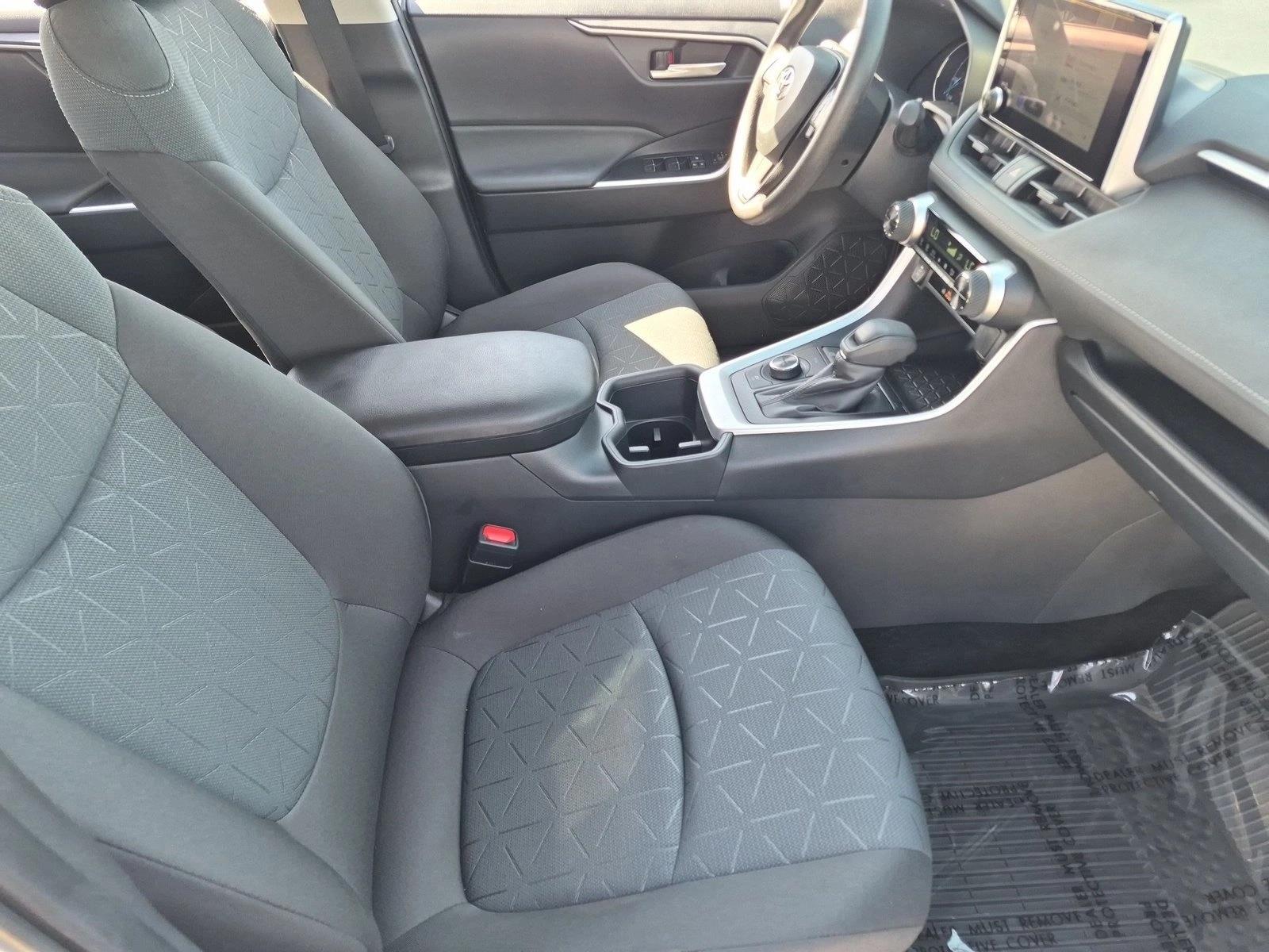 2025 Toyota RAV4 XLE - Photo 21
