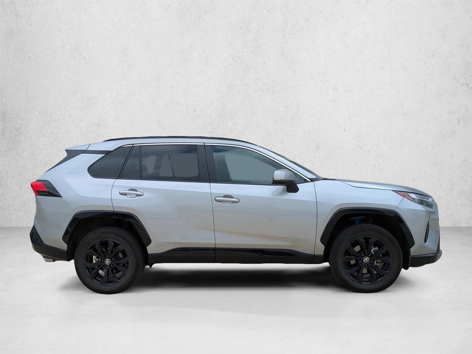 2024 Toyota RAV4 Hybrid SE photo 4