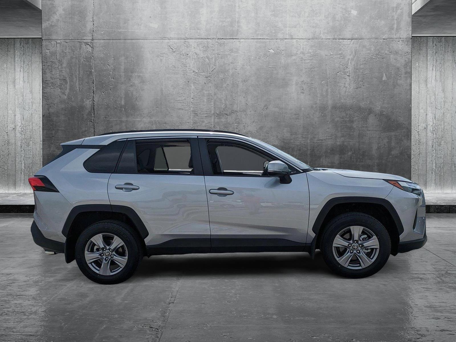 2025 Toyota RAV4 XLE photo 4