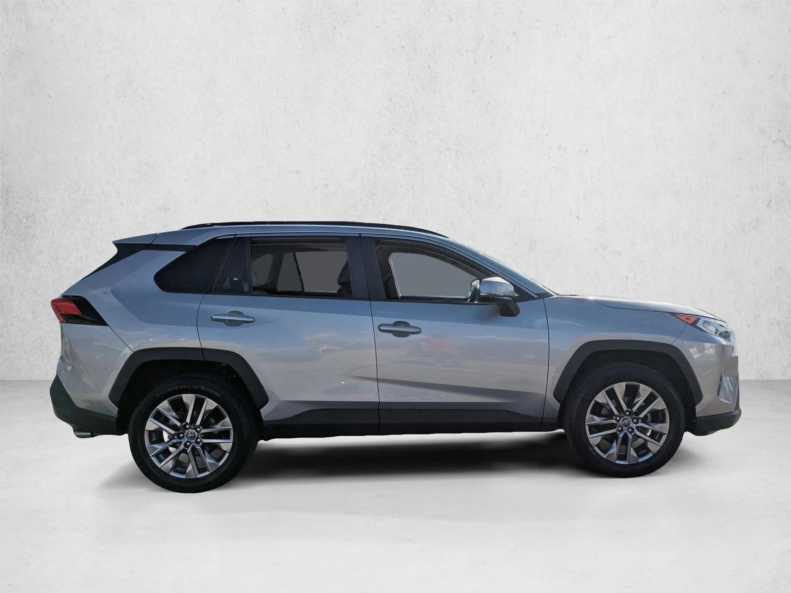 2020 Toyota RAV4 XLE Premium photo 4