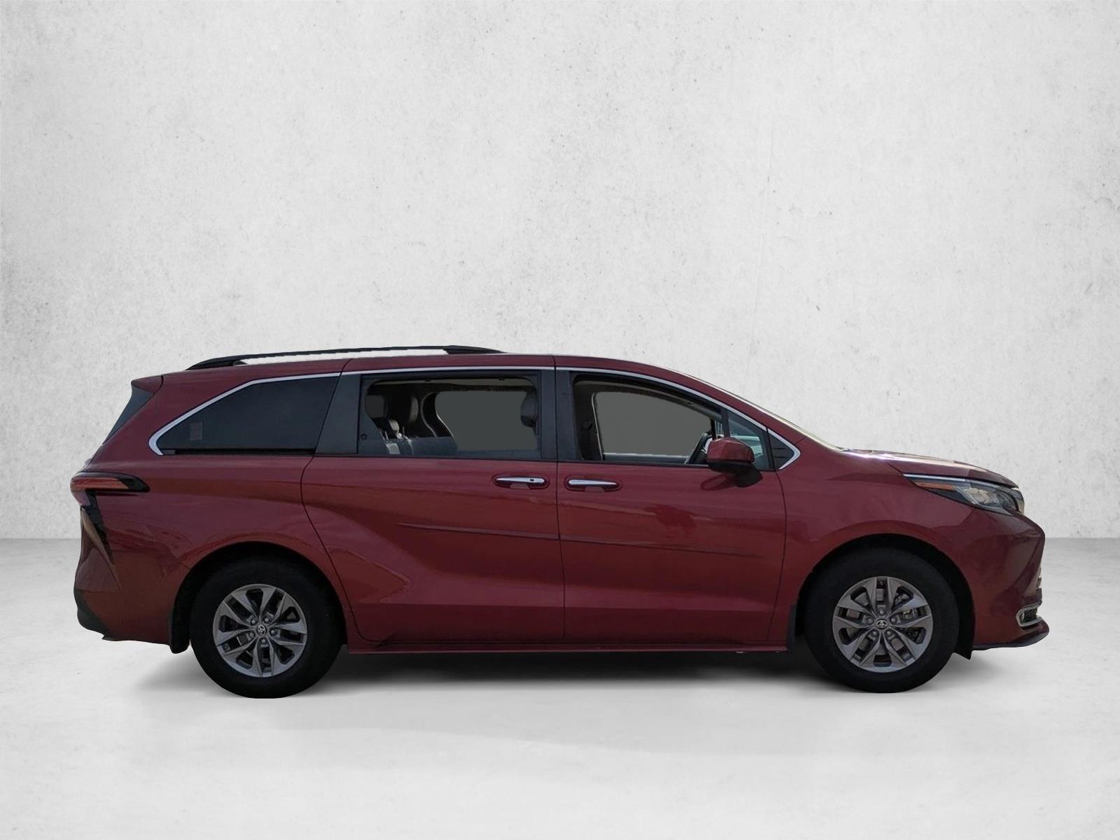 2022 Toyota Sienna XLE photo 4