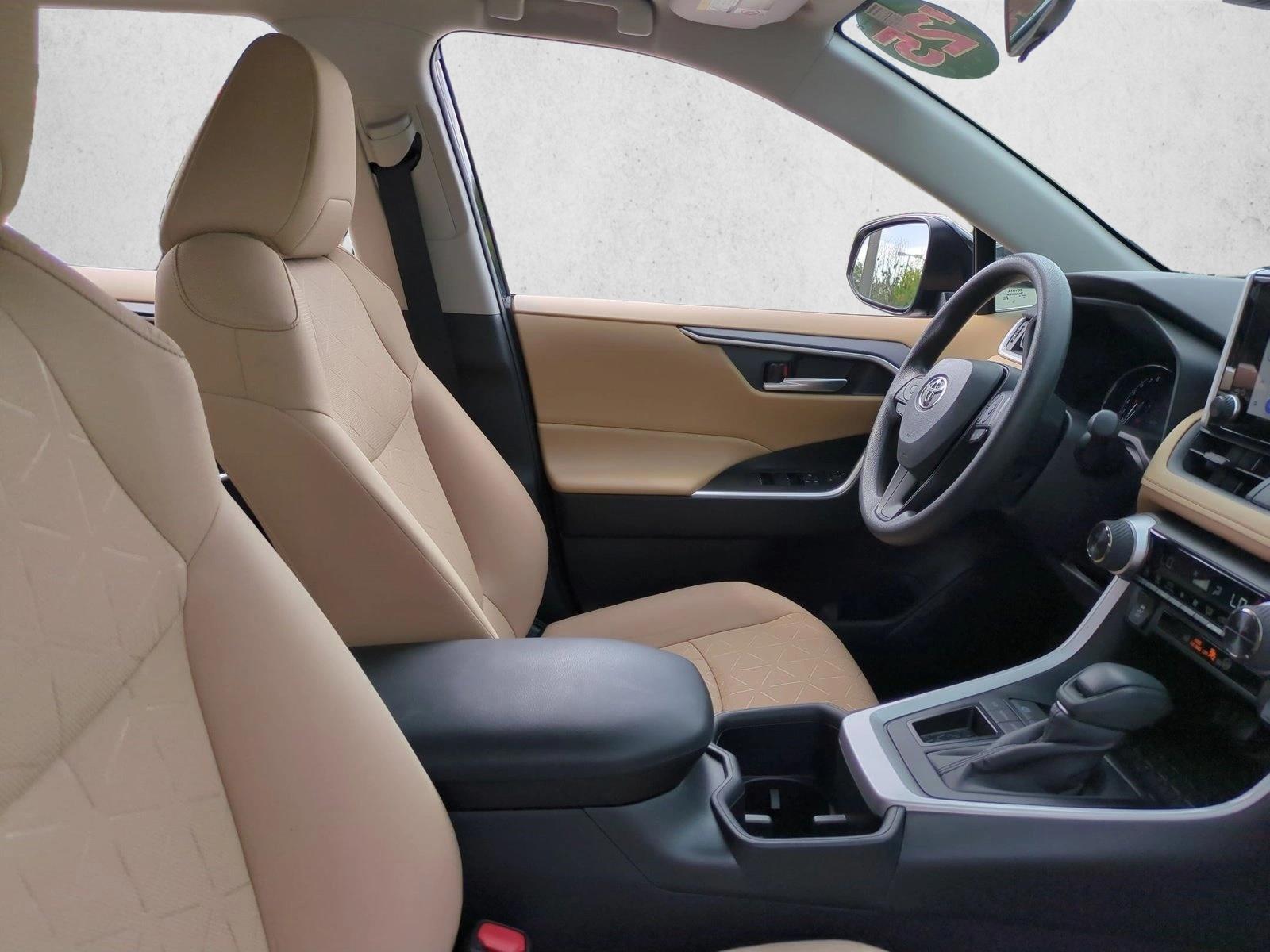 2025 Toyota RAV4 XLE - Photo 21