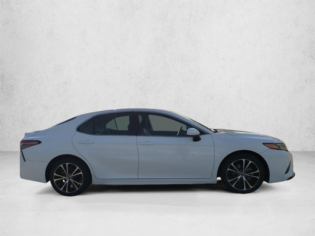 Used 2018 Toyota Camry SE Sedan