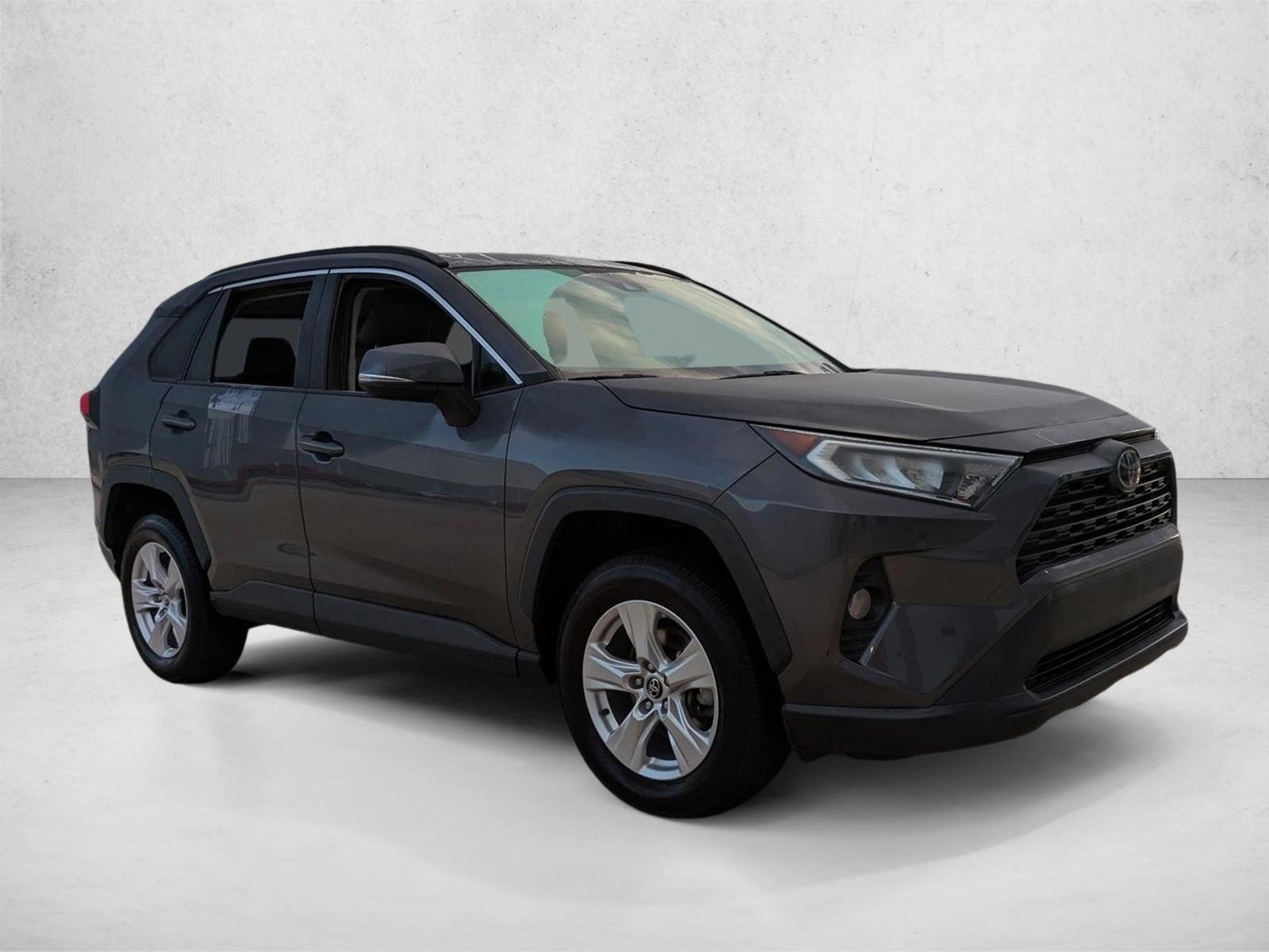 2020 Toyota RAV4 XLE photo 3