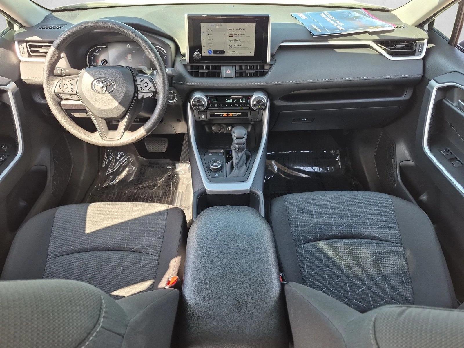 2025 Toyota RAV4 XLE - Photo 18