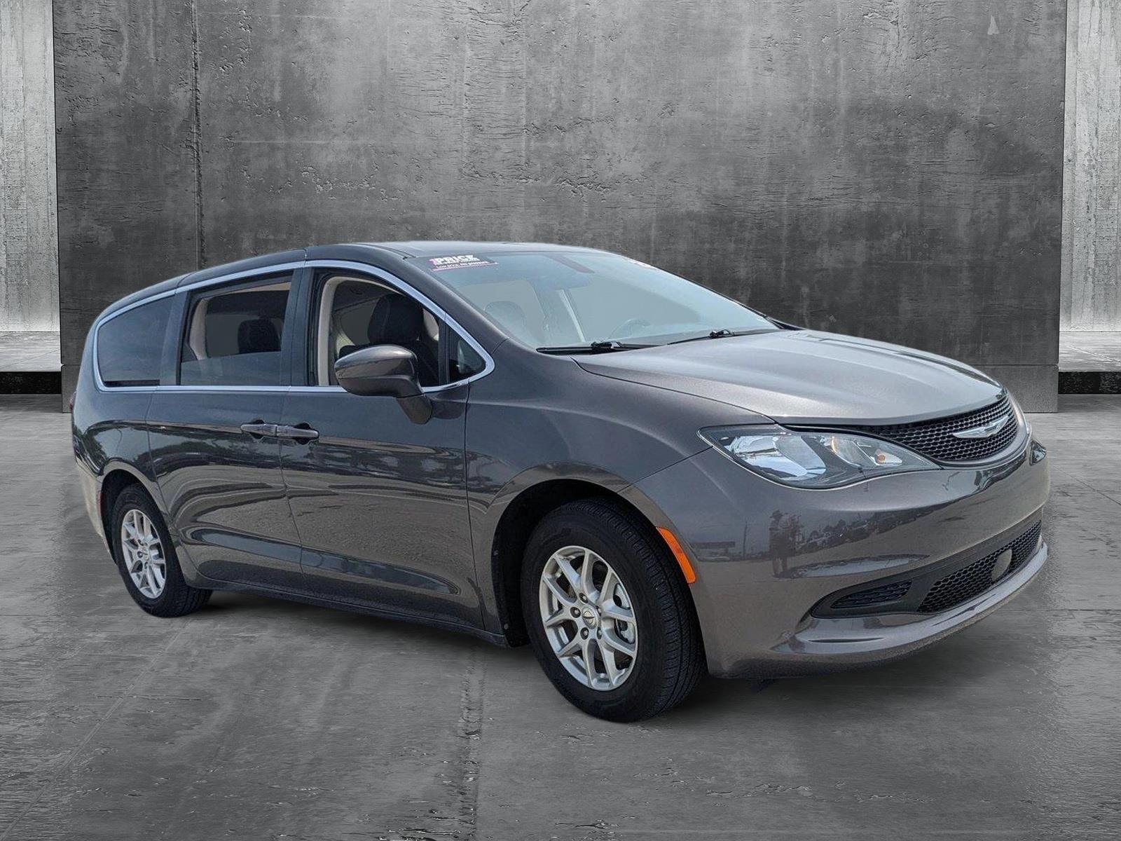 2022 Chrysler Voyager LX photo 3