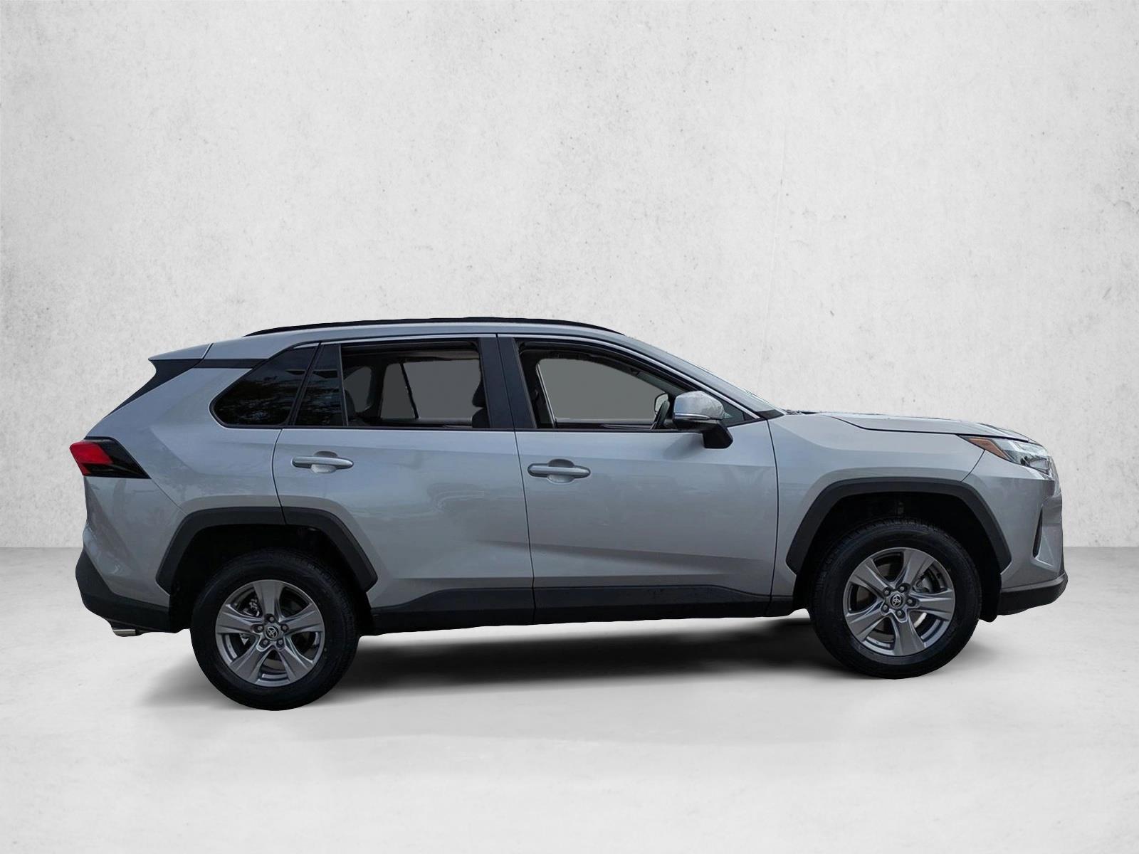 2024 Toyota RAV4 XLE photo 4