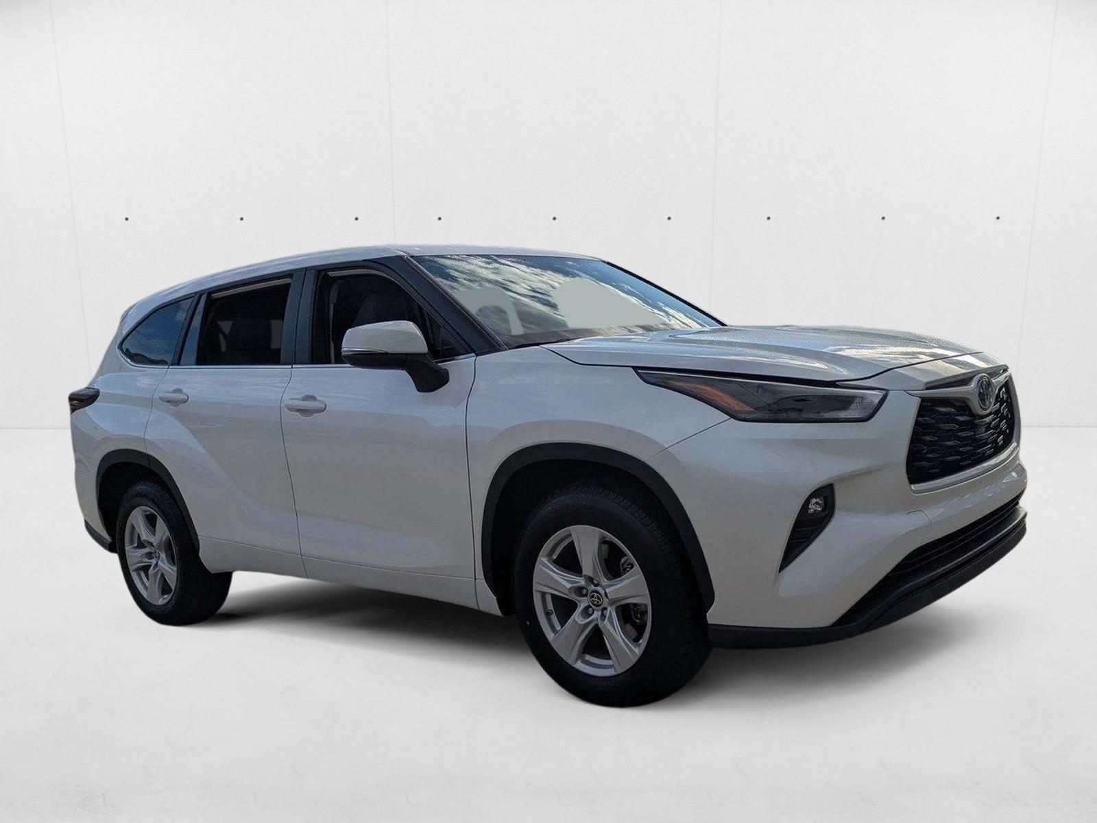 2024 Toyota Highlander LE photo 3