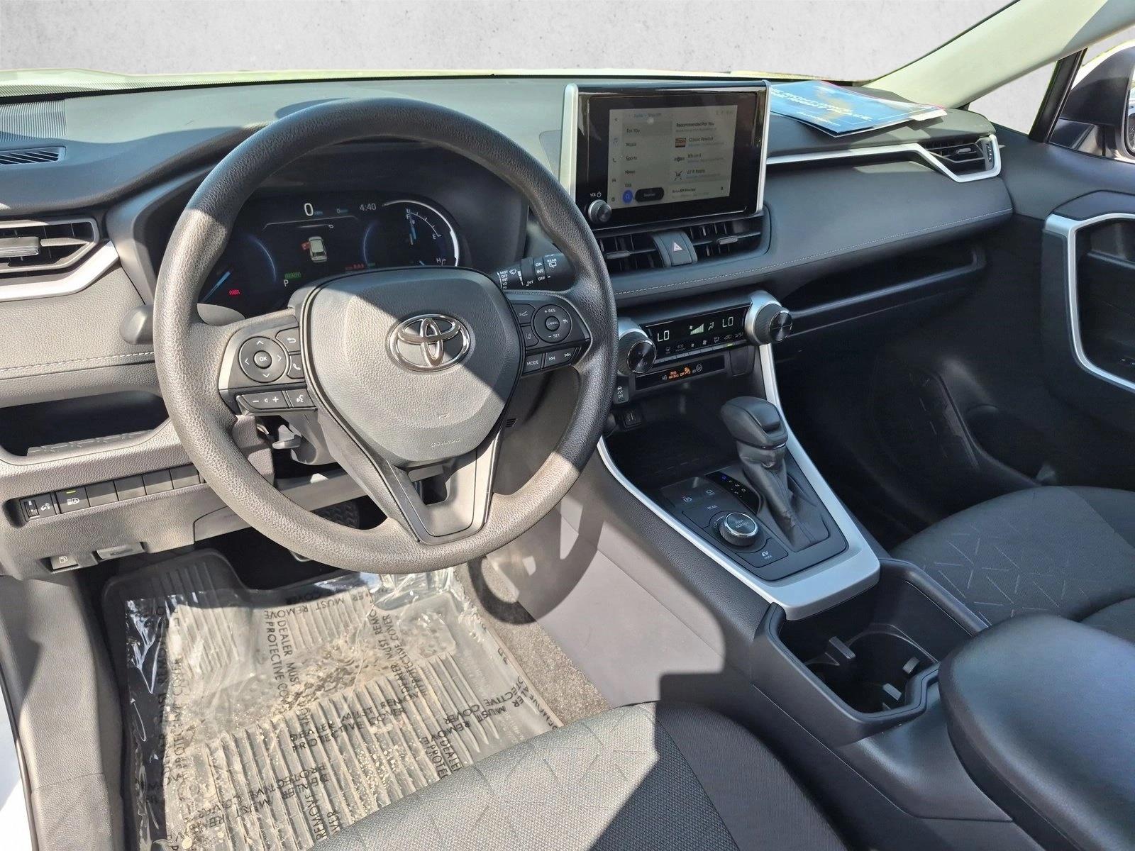 2025 Toyota RAV4 XLE - Photo 10