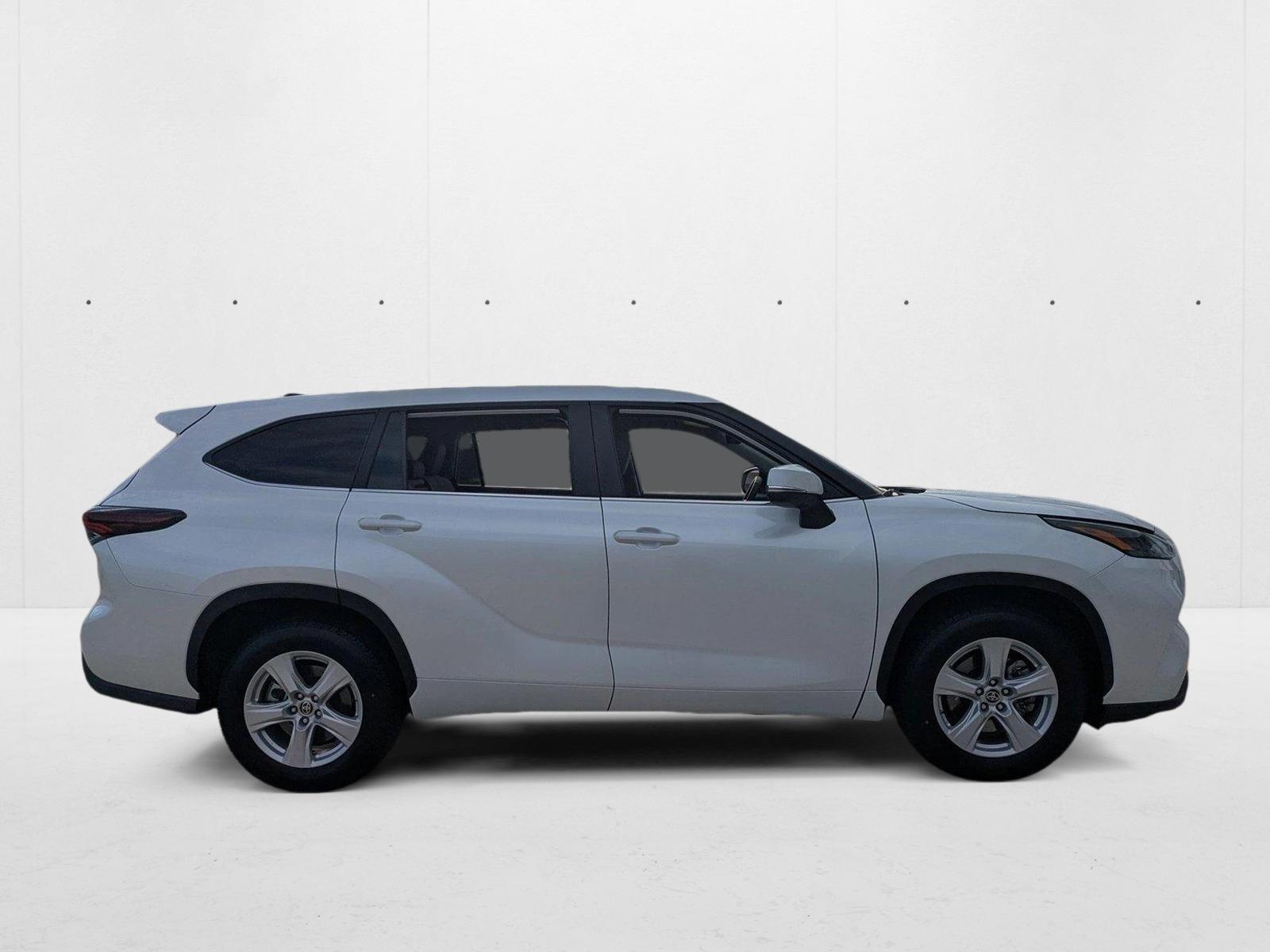 2024 Toyota Highlander LE photo 4