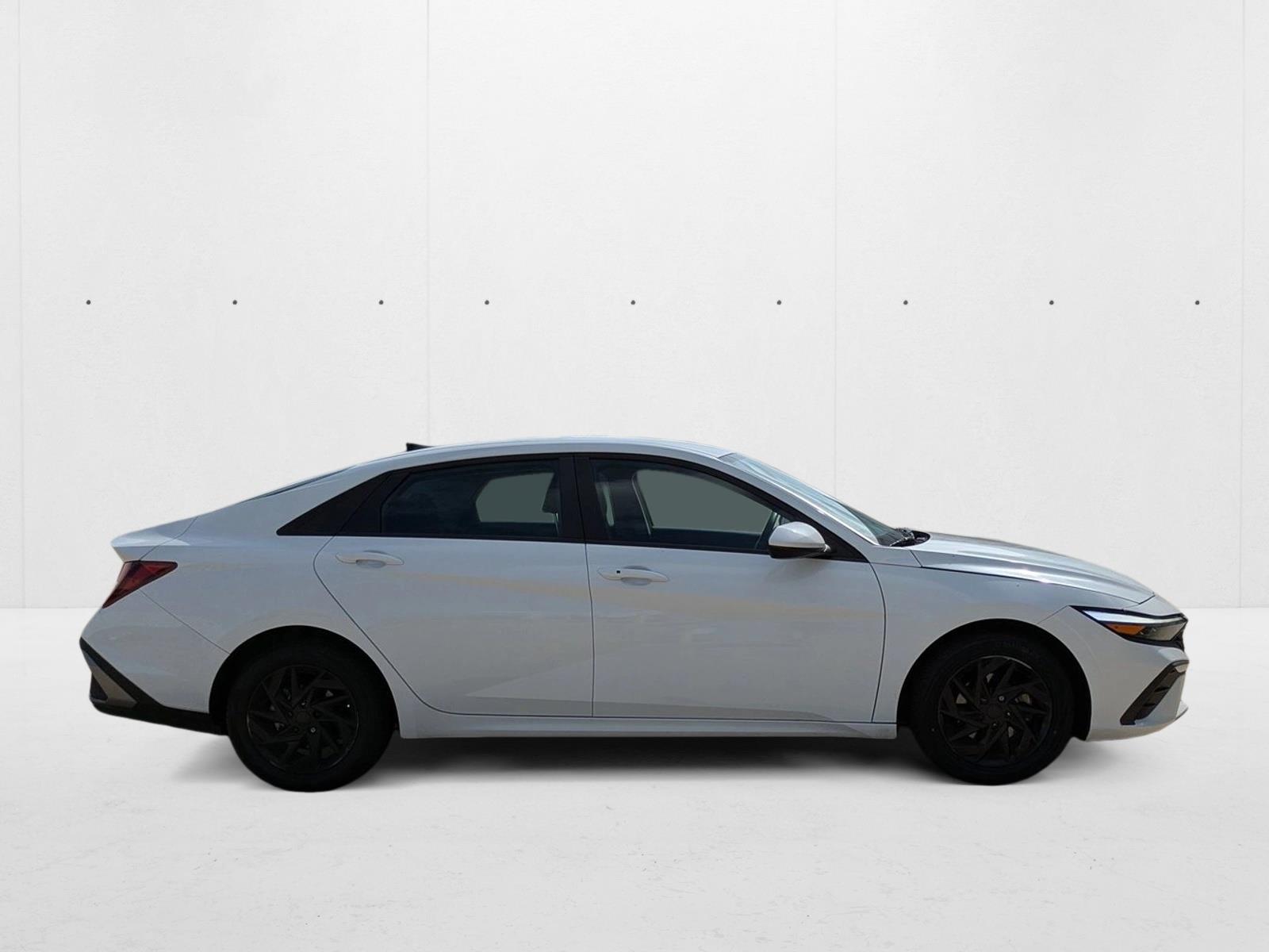 2024 Hyundai Elantra SEL photo 2