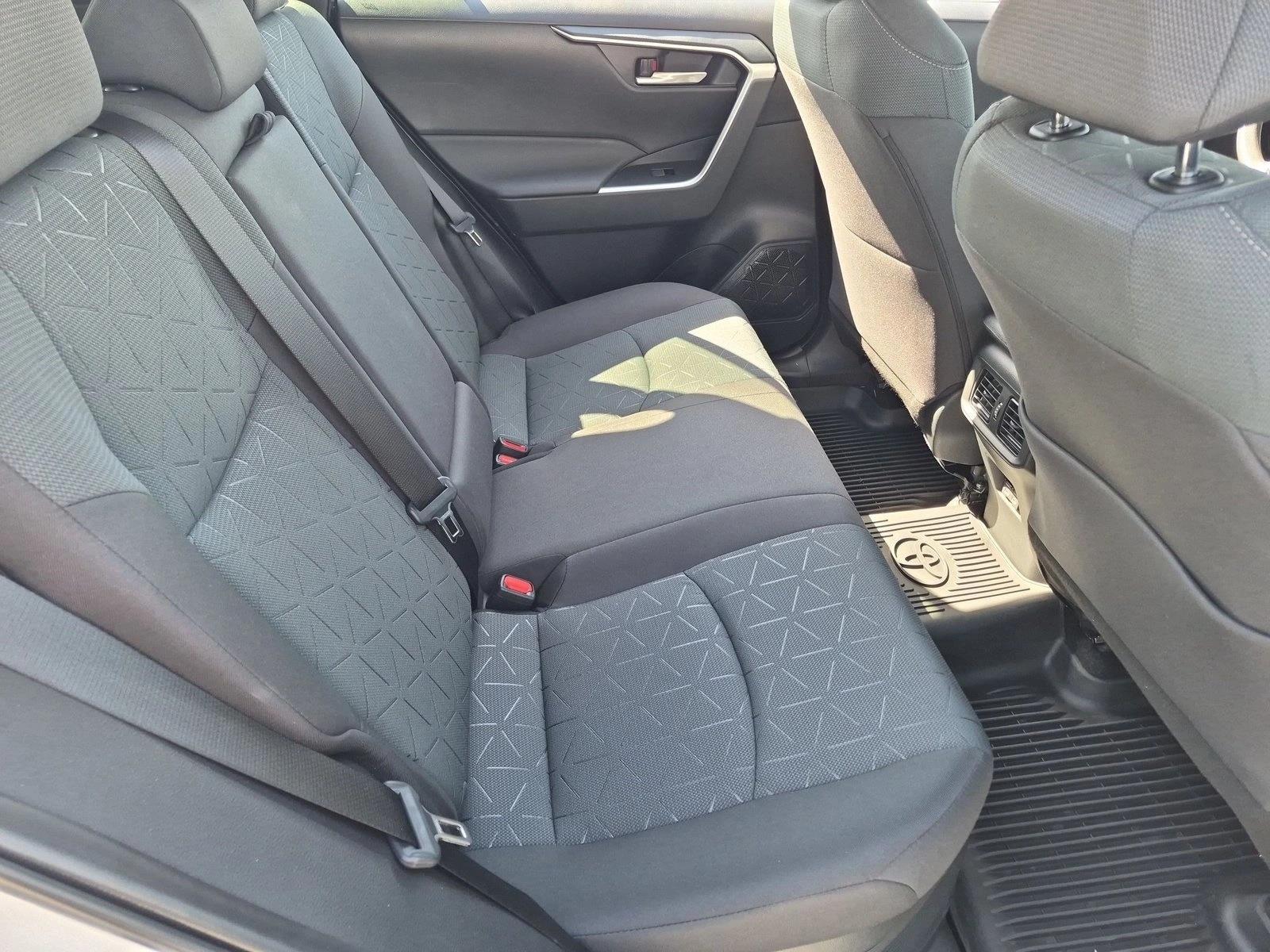 2025 Toyota RAV4 XLE - Photo 20