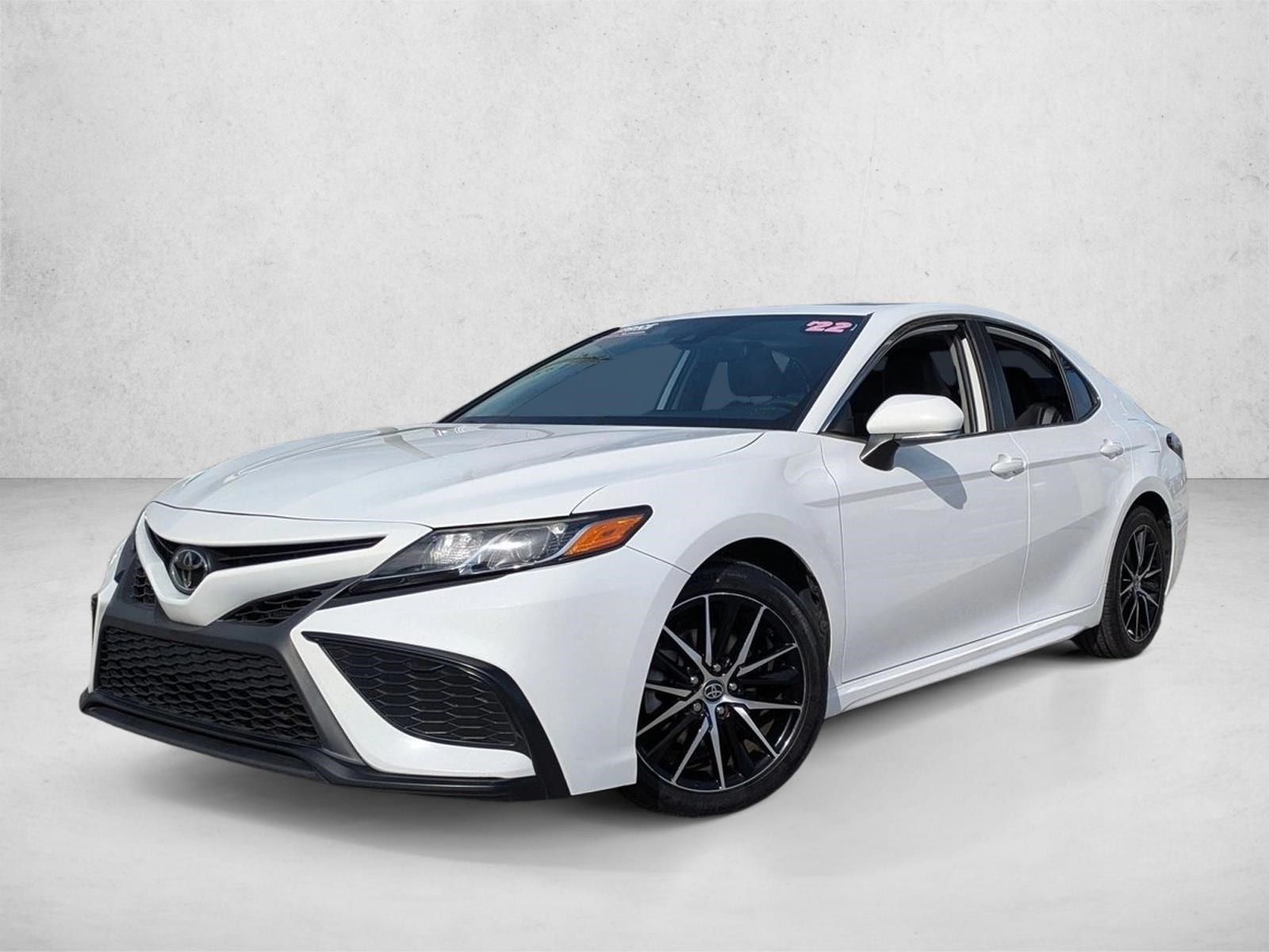 2022 Toyota Camry SE's photo
