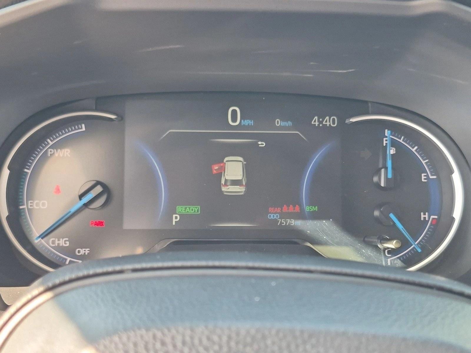 2025 Toyota RAV4 XLE - Photo 11