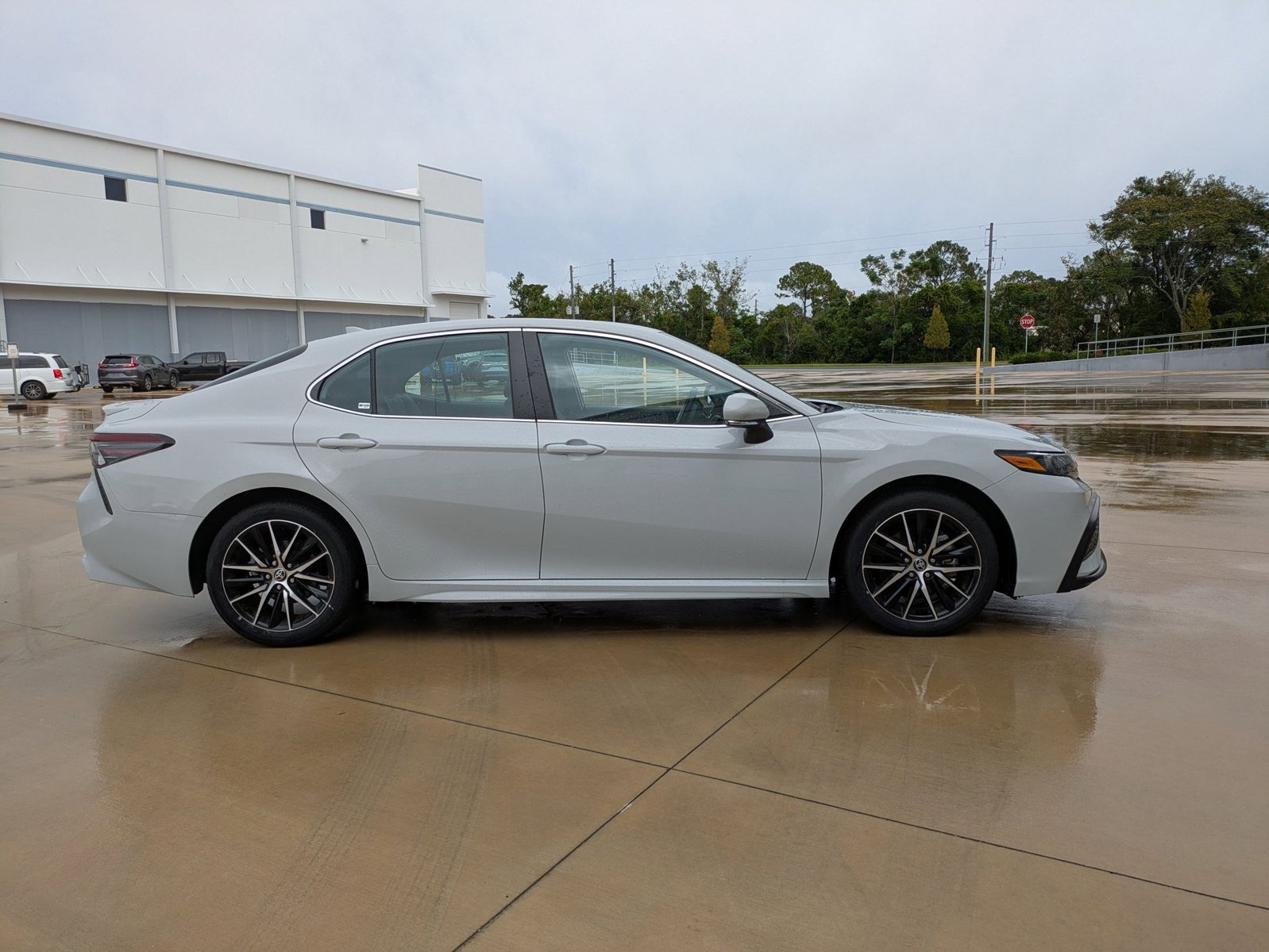 2024 Toyota Camry SE photo 4