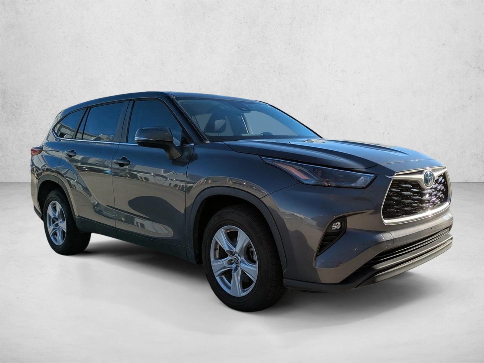 2023 Toyota Highlander Hybrid LE photo 3