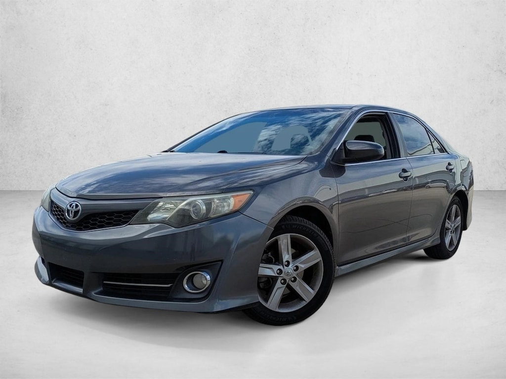 Used 2014 Toyota Camry SE Sedan