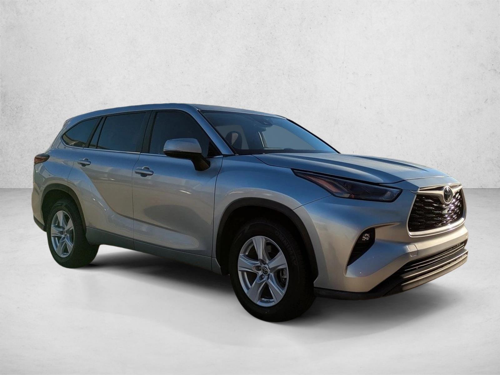 2023 Toyota Highlander LE photo 3