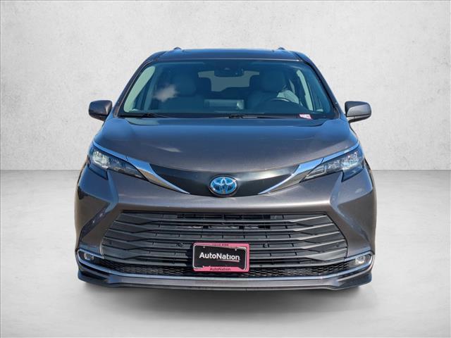 2024 Toyota Sienna XLE photo 2
