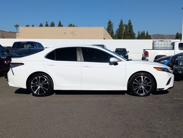 2019 Toyota Camry SE photo 4