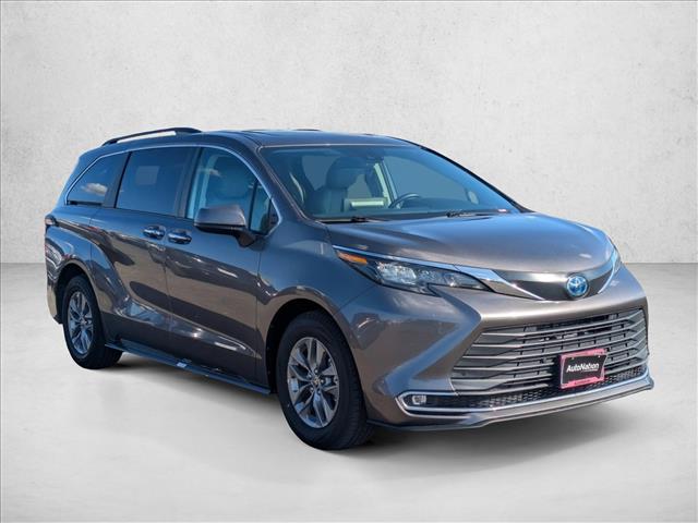 2024 Toyota Sienna XLE photo 3