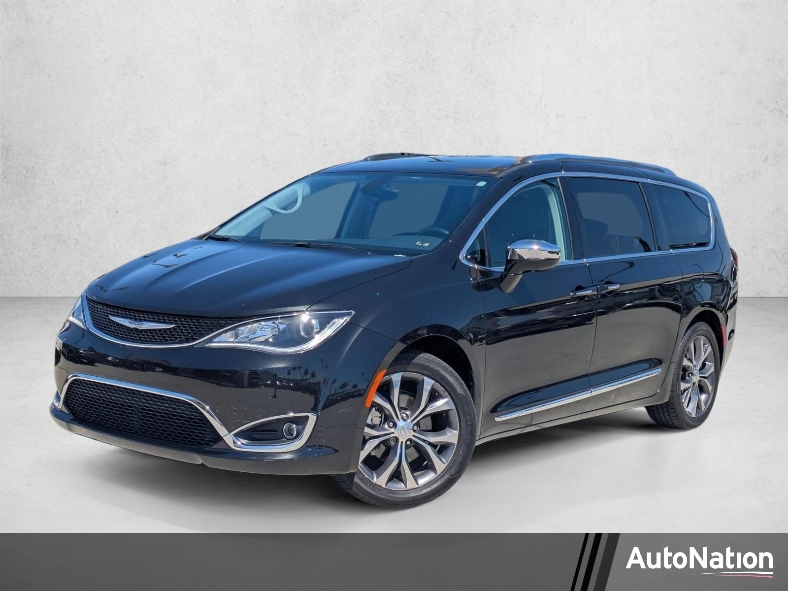 2017 Chrysler Pacifica Limited's photo