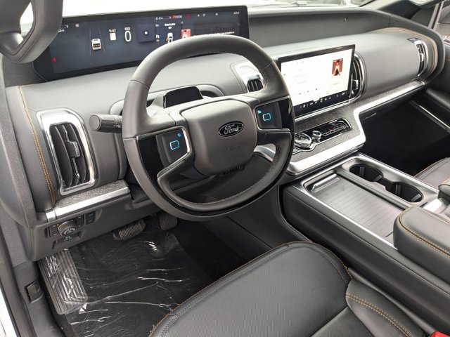 2025 Ford Expedition photo 3